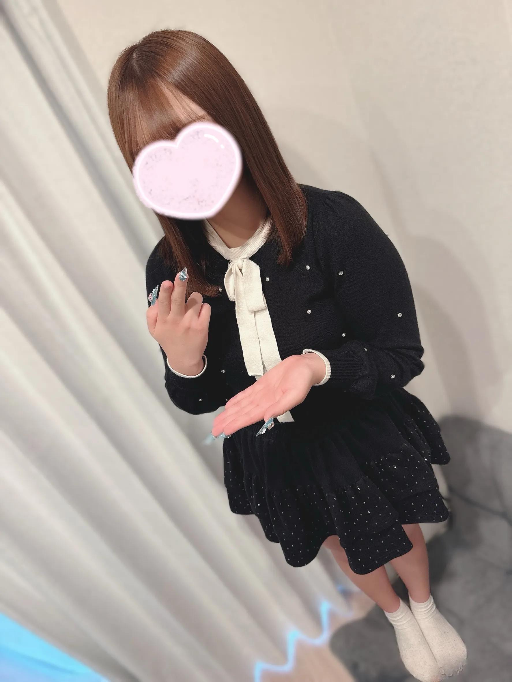 りり『経験数日の整ったお顔が眩しい美顔童顔美少女』