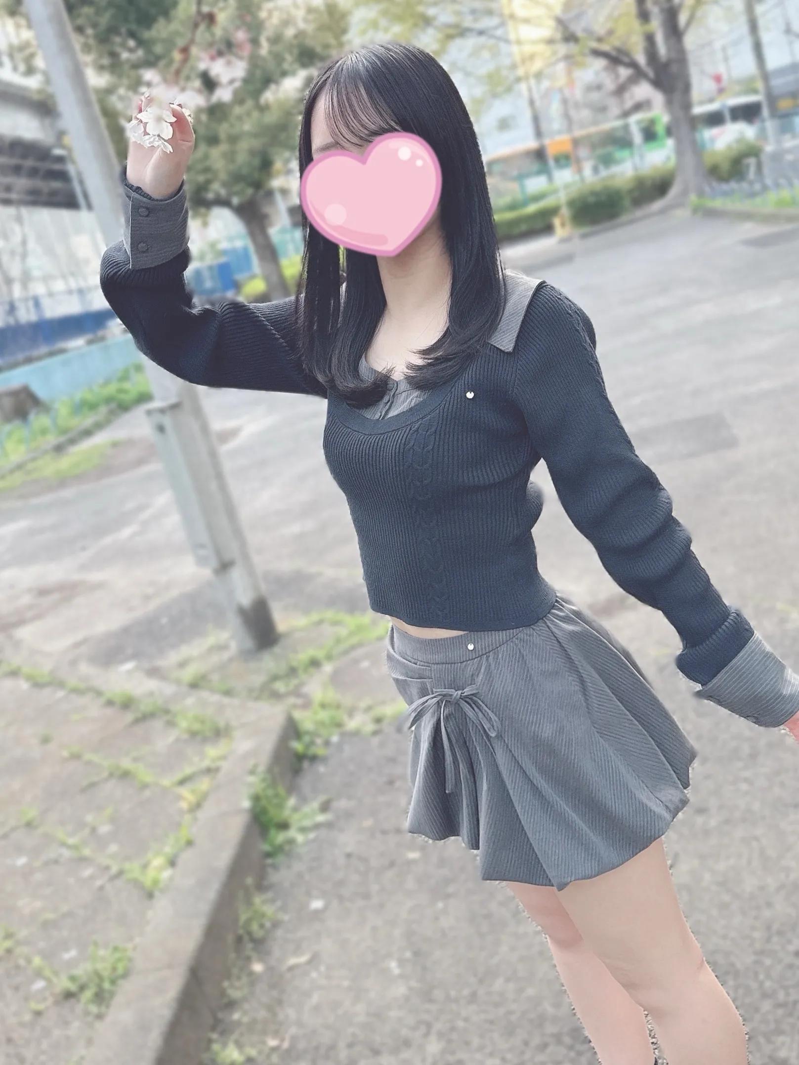 しの『無邪気な少女は距離感０の甘々密着恋人系』